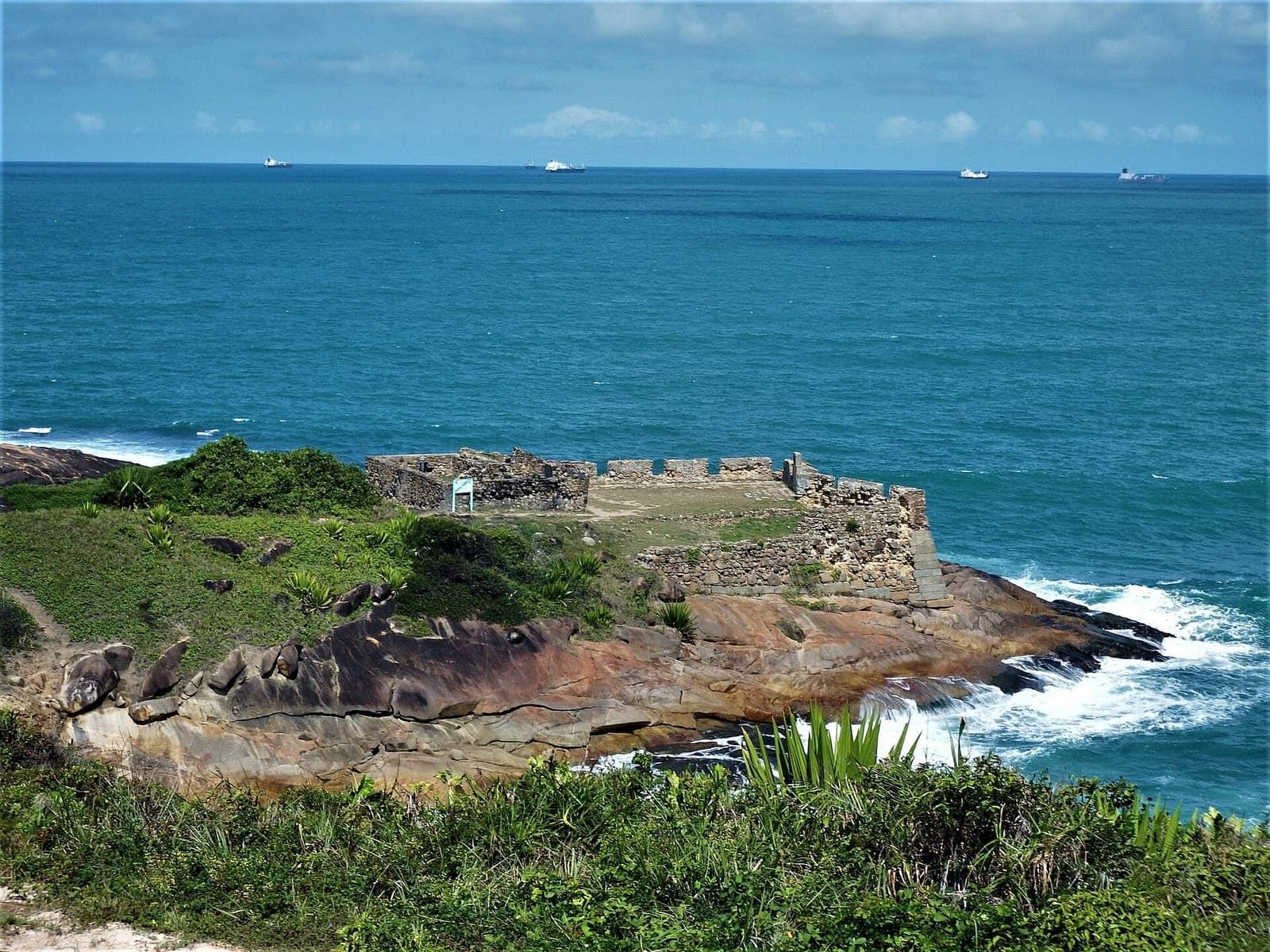 Ruínas do Forte Castelo do Mar sobre as rochas à beira-mar, no Cabo de Santo Agostinho