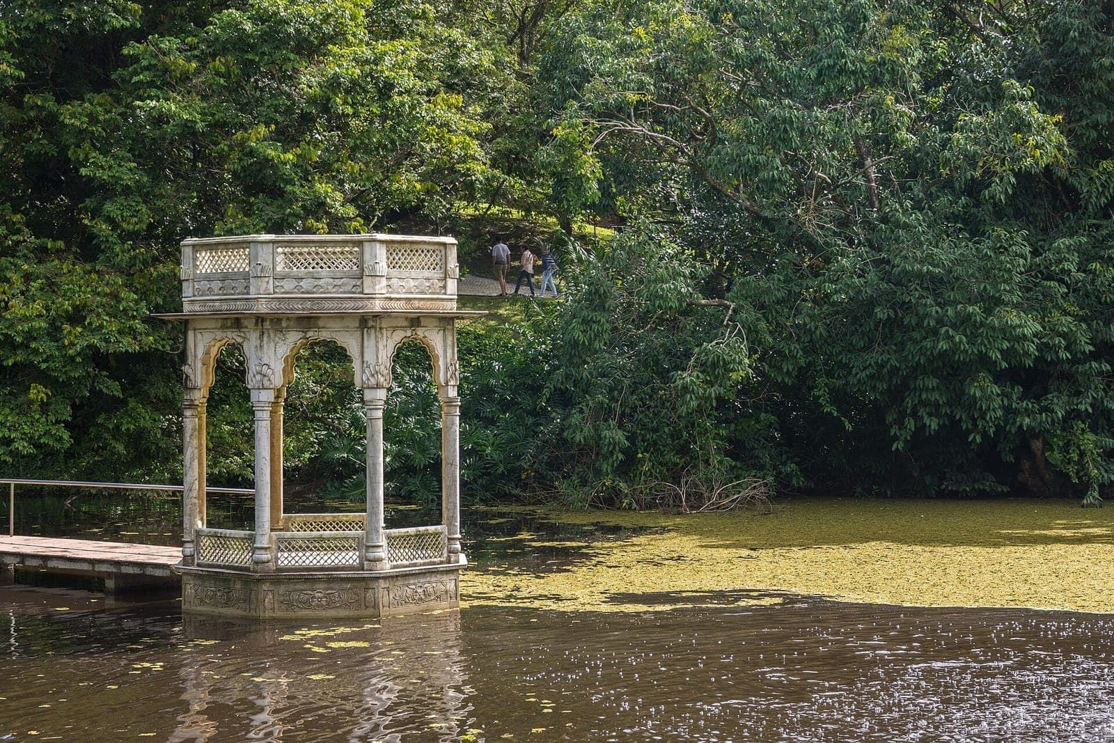 Pavilhão branco sobre o lago entre a mata no Instituto Ricardo Brennand, no Recife