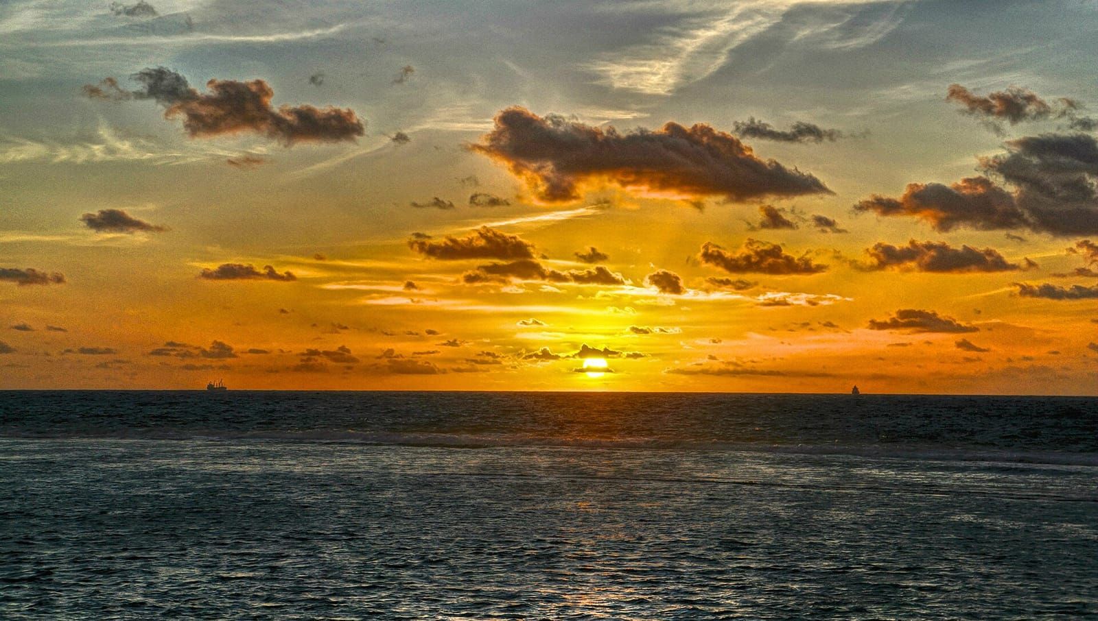Nascer do sol alaranjado sobre o mar de Muro Alto