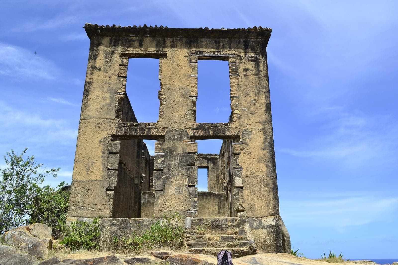 Fachada em ruínas de antiga igreja na Vila de Nazaré, no Cabo de Santo Agostinho