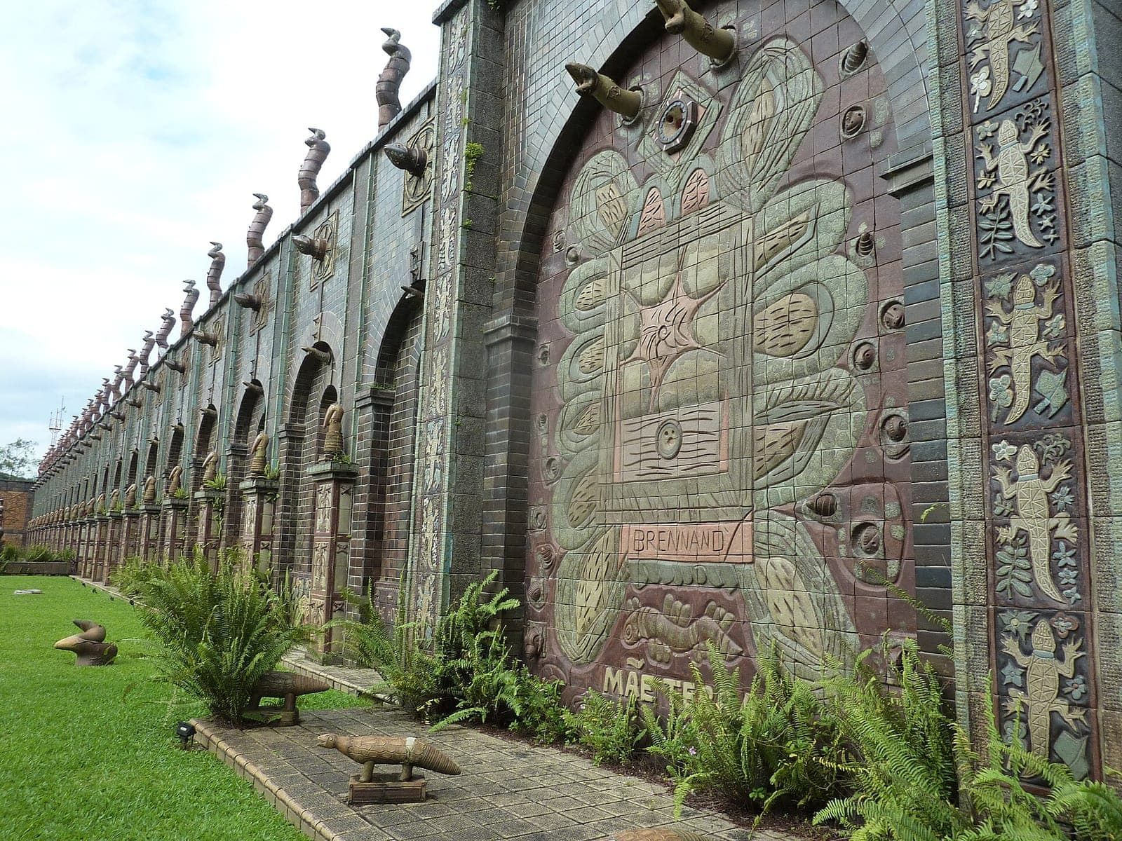 Muro com relevos de cerâmica e arcos na Oficina Francisco Brennand, no Recife