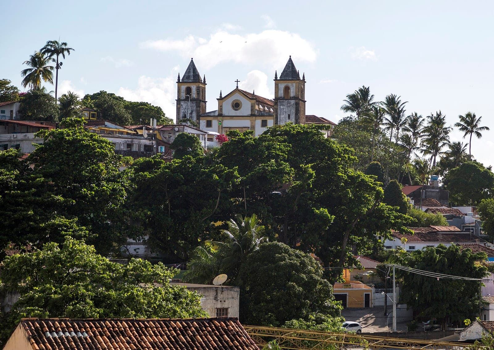 Catedral da Sé no alto de Olinda, entre árvores e casario
