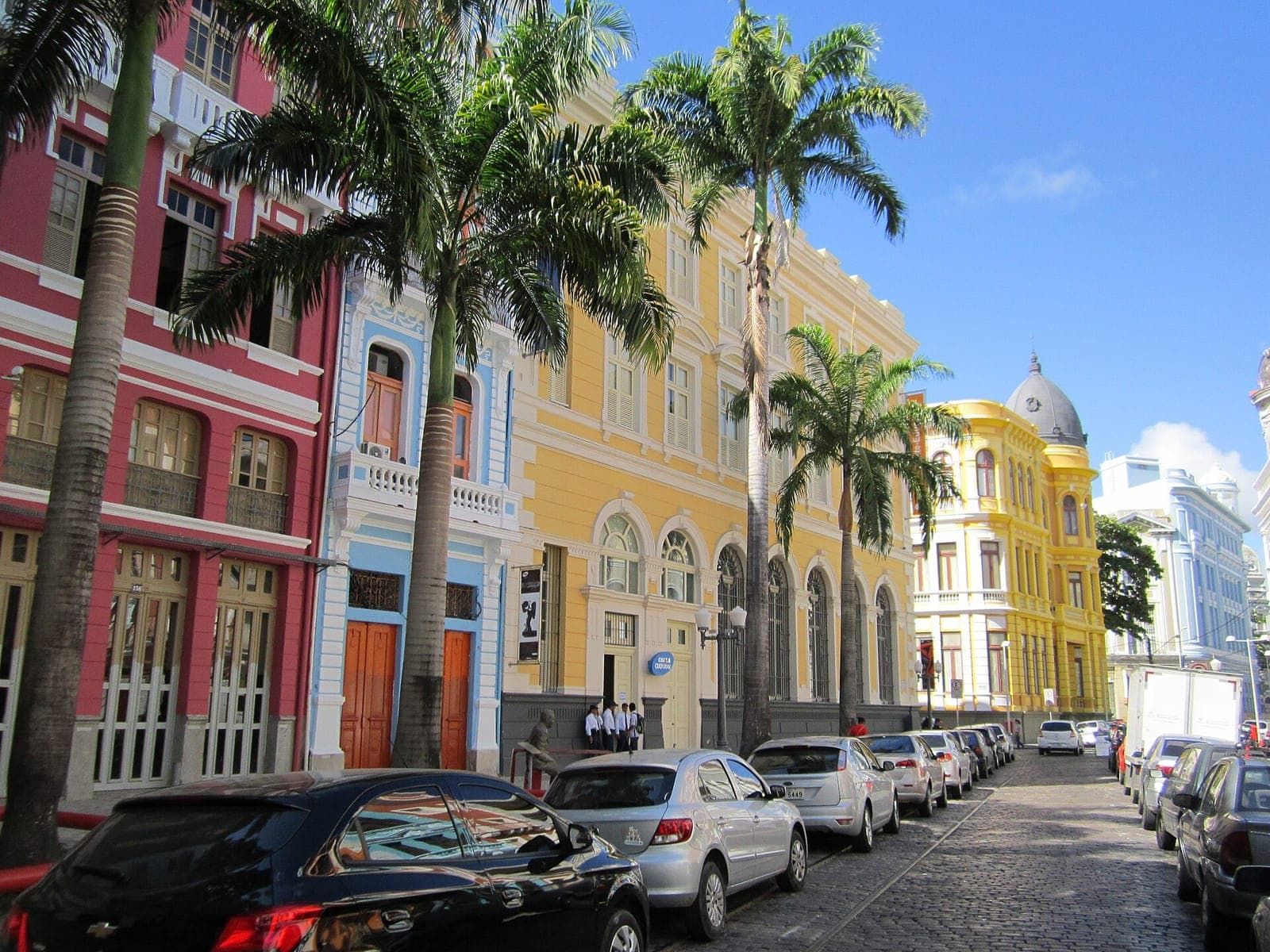 Casarões coloridos e palmeiras na Rua do Bom Jesus, no Recife Antigo