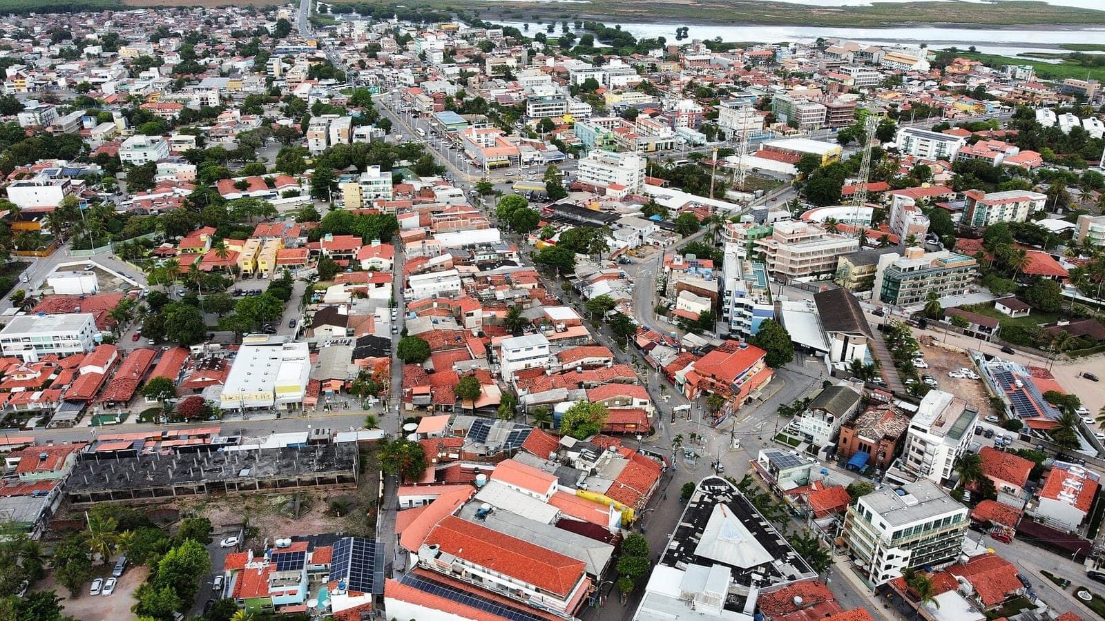 Vista aérea do centro da vila de Porto de Galinhas, com casas e ruas